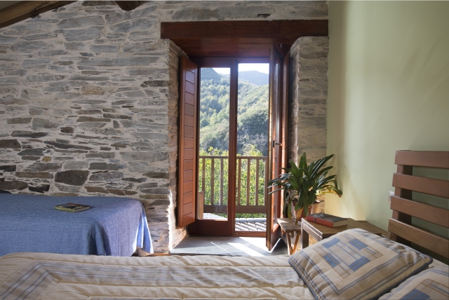 Dormitorio con balcon