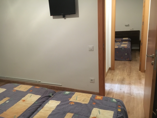 Dormitorio con televisor