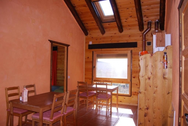Sala de estar con mesas