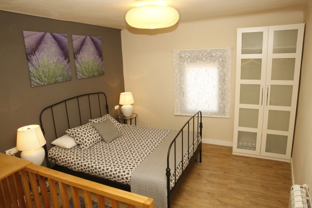 Dormitorio amplio con cama