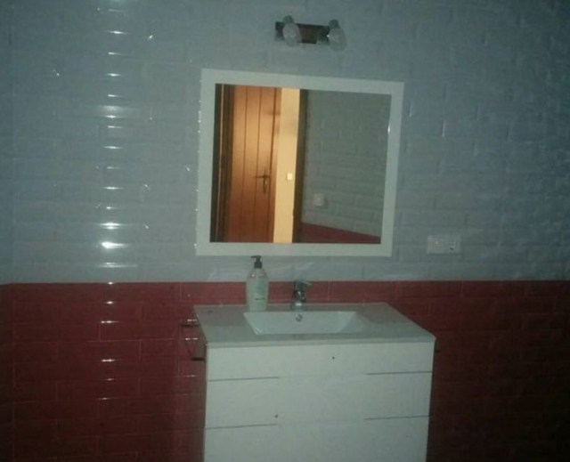 Aseo de la casa con mueble en color blanco