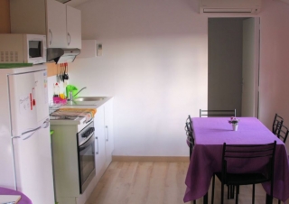 Cocina comedor con detalles en morado