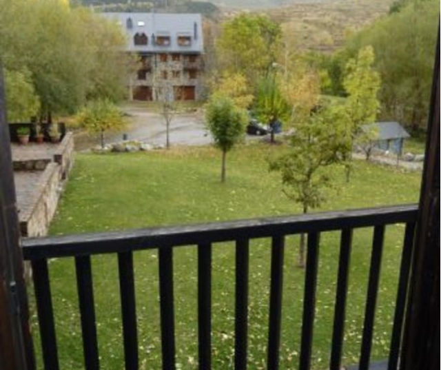 Vistas de la terraza de la casa con jardines