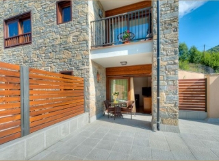 Acceso al apartamento con patio y porche