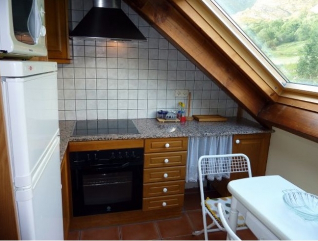 Cocina con mesa pegable