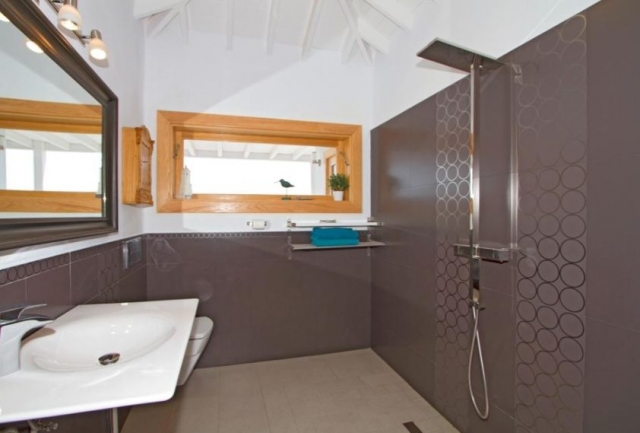 Aseo amplio con ducha