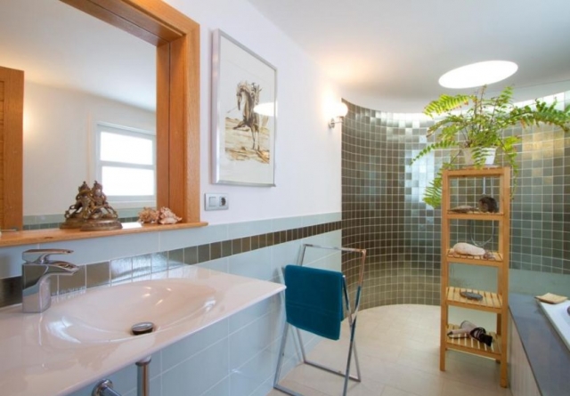 Aseo amplio con un gran espejo