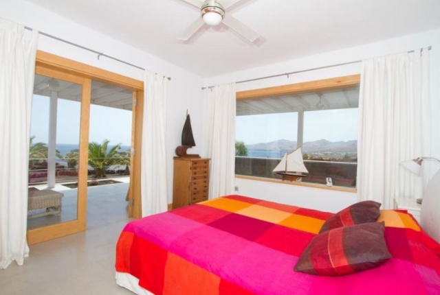 Dormitorio de matrimonio y salida al exterior