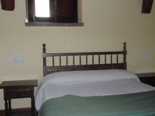 Cama de matrimonio completamente equipada