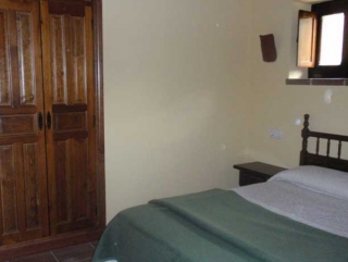 Dormitorio con ventanita de madera