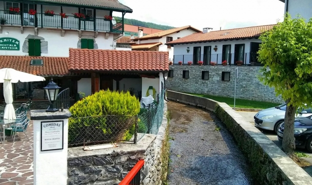 Amplio exterior con el rio 