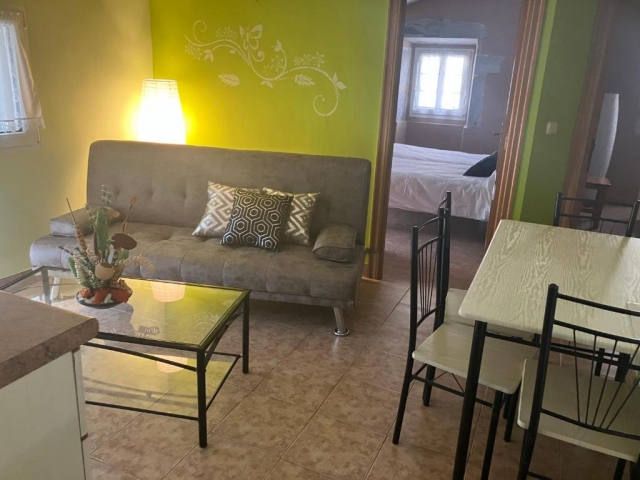 Sala amplia con sofa cama