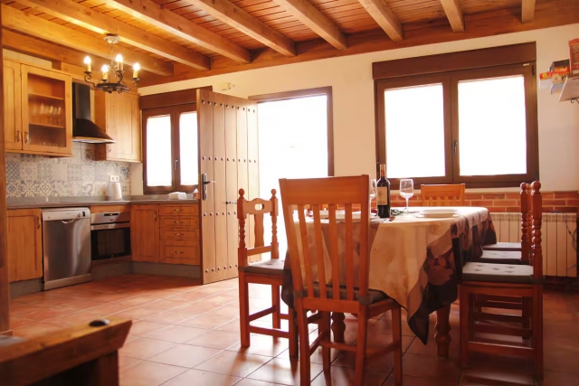 Cocina amplia y mesa