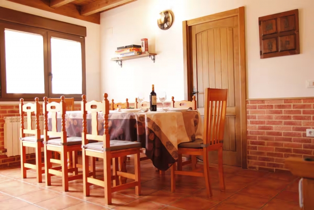 Comedor con mesa amplia