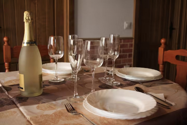 Comedor con mesa puesta