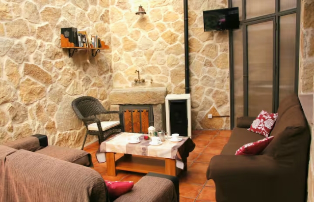 Sala amplia con chimenea