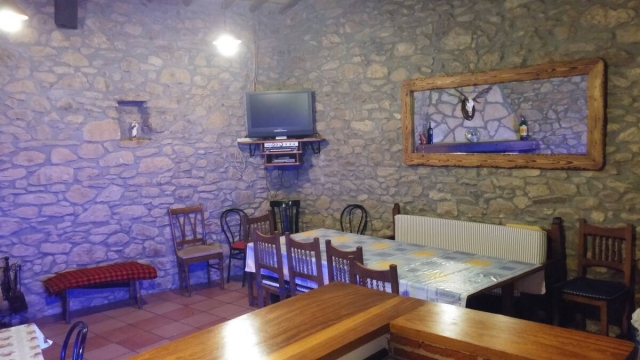 Cocina comedor con mesa 