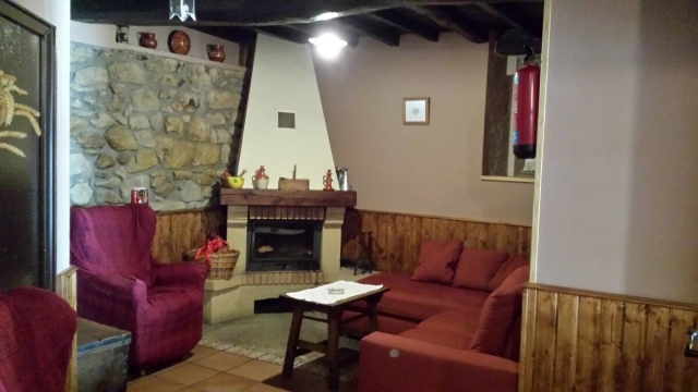 Sala amplia con chimenea