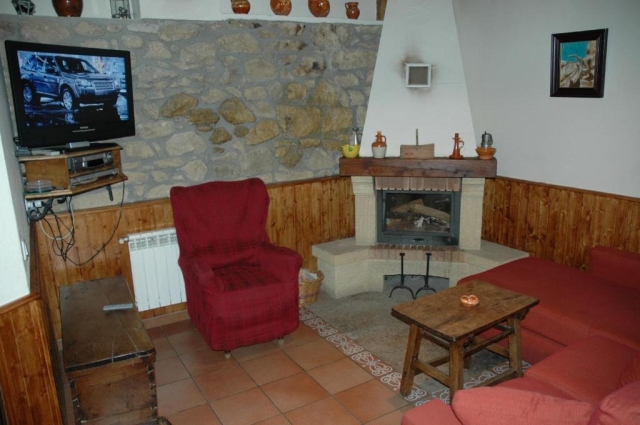 Sala amplia con chimenea