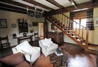 Sala de estar con detalles en madera