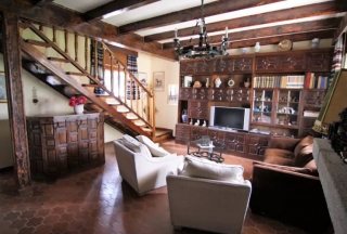 Sala de estar con escaleras de madera