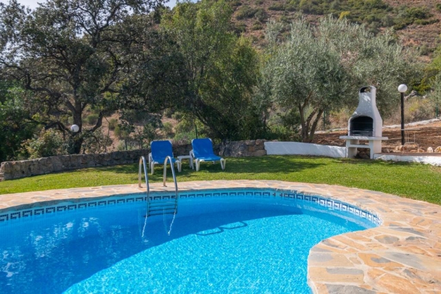 Amplia barbacoa y piscina