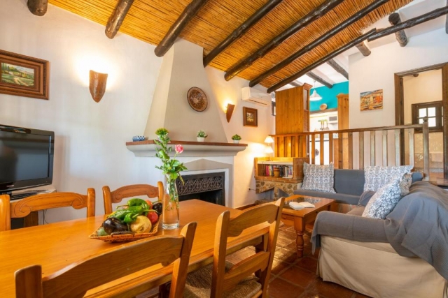 Sala amplia con chimenea