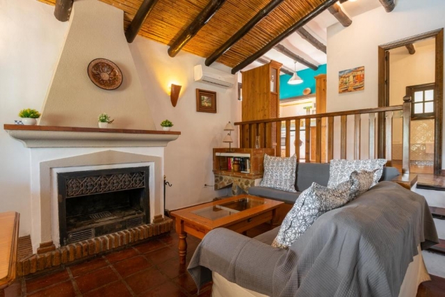 Sala amplia con chimenea
