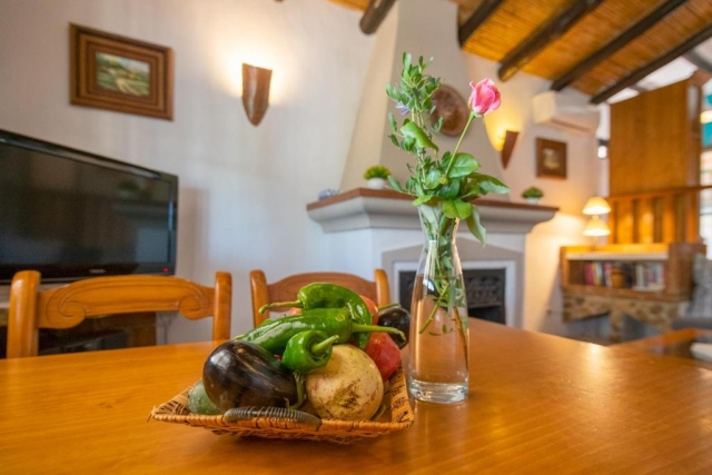 Sala amplia con mesa 