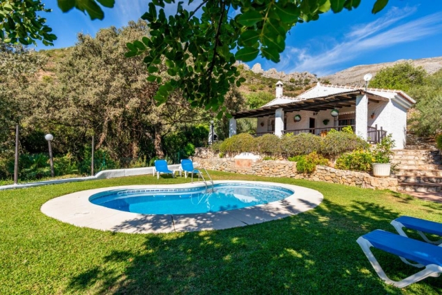 Amplia piscina delante 