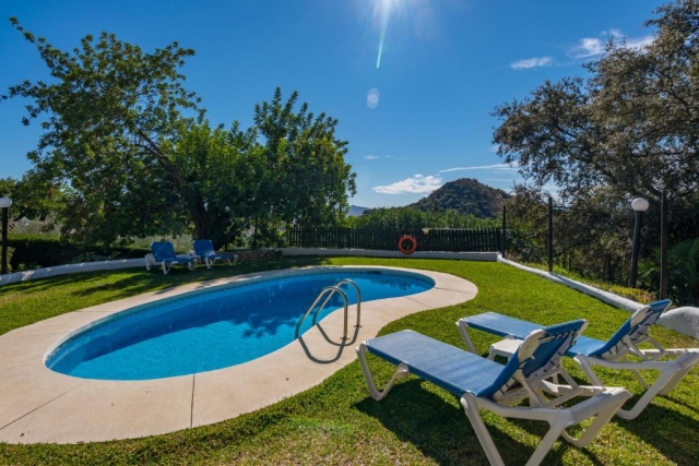 Amplio exterior con piscina