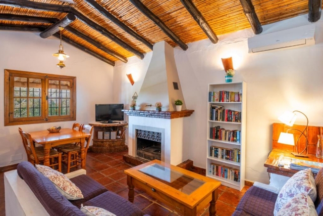 Sala amplia con chimenea