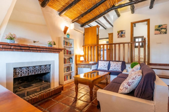 Sala amplia con chimenea