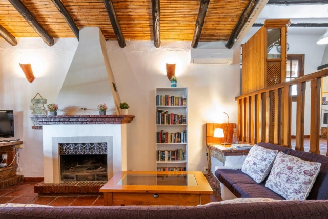 Sala amplia con chimenea 