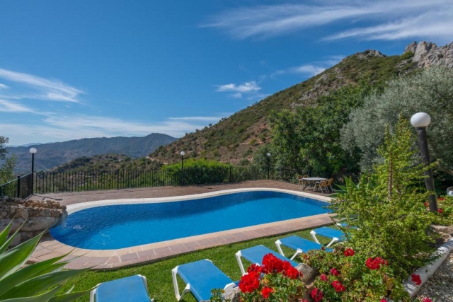 Amplio exterior con piscina
