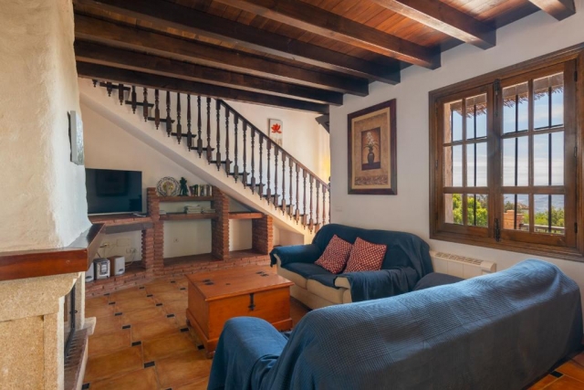 Sala amplia con chimenea 