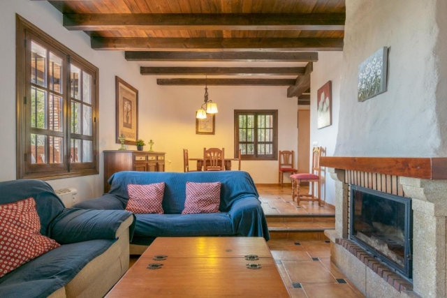 Sala amplia con chimenea