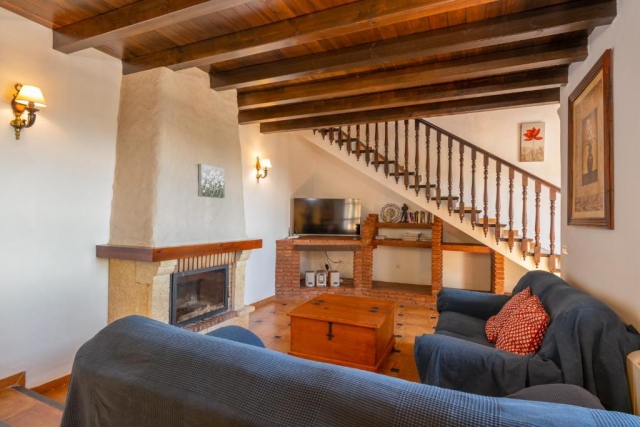 Sala amplia con chimenea