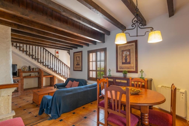 Sala amplia con mesa 