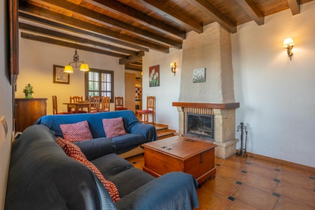 Sala amplia con mesa