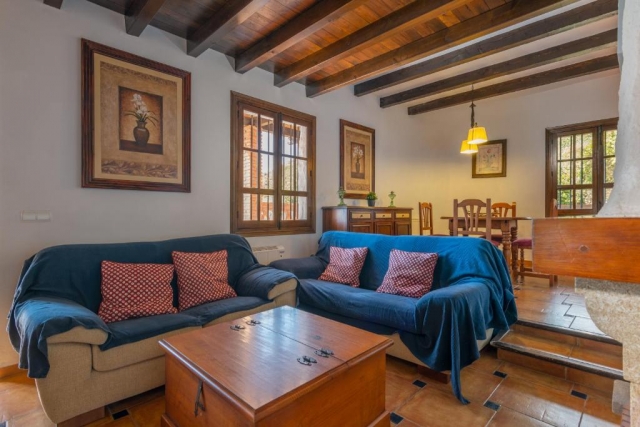 Sala amplia con una mesa