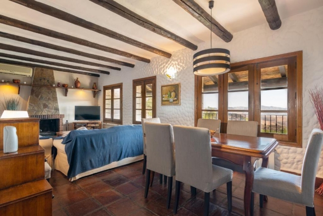 Sala amplia con chimenea