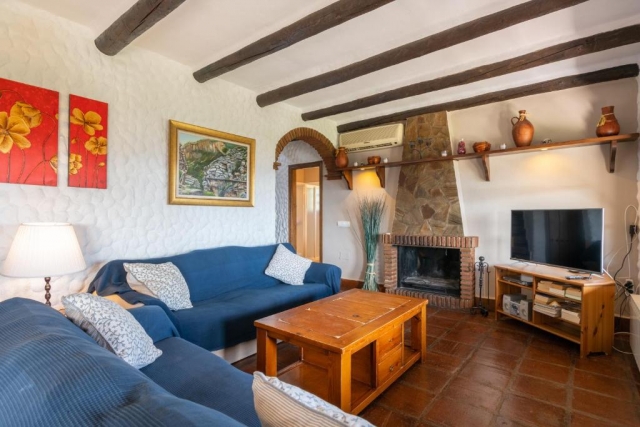 Sala amplia con chimenea