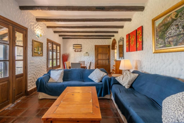 Sala de estar con mesa 