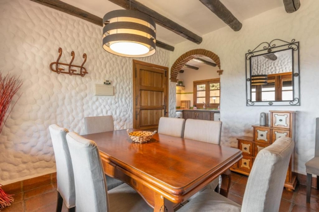 Sala de estar con una mesa