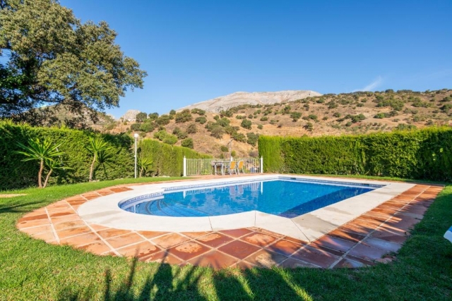 Amplia piscina