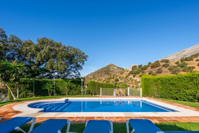 Amplia piscina con hamaca