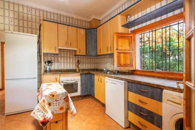 Cocina amplia con ventana