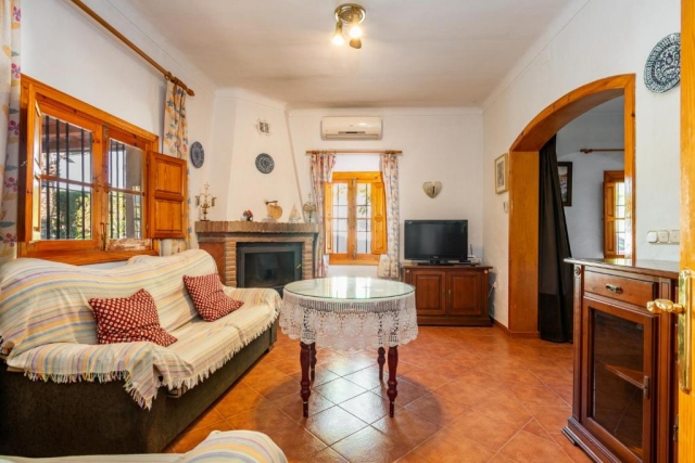 Sala amplia con chimenea
