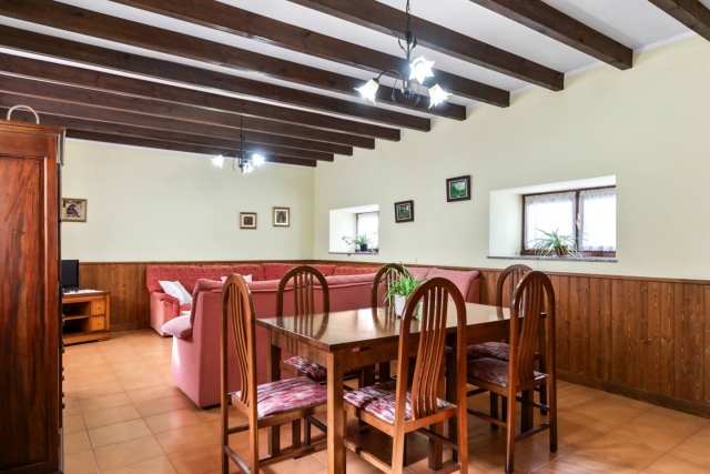 Sala amplia con mesa 